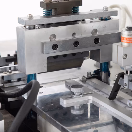 Máquina de corte e dobra de etiquetas tecidas da China/máquina de corte e dobragem de etiquetas para lavagem de tecido de vestuário para fita de cetim de poliéster, fita de algodão, tafetá de náilon Jz-2817