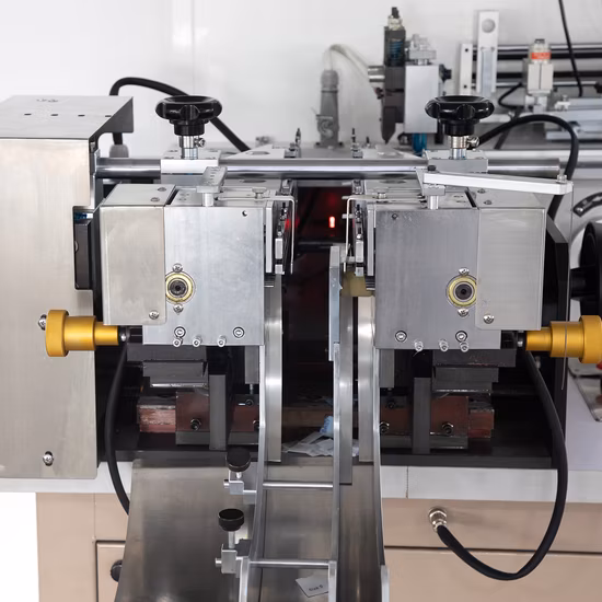 Máquina multifuncional de corte de etiquetas tecidas/máquina de corte e dobra de etiquetas de tecido impresso a quente e a frio para fita de cetim, fita de algodão, etiqueta de cuidados Jz-2817
